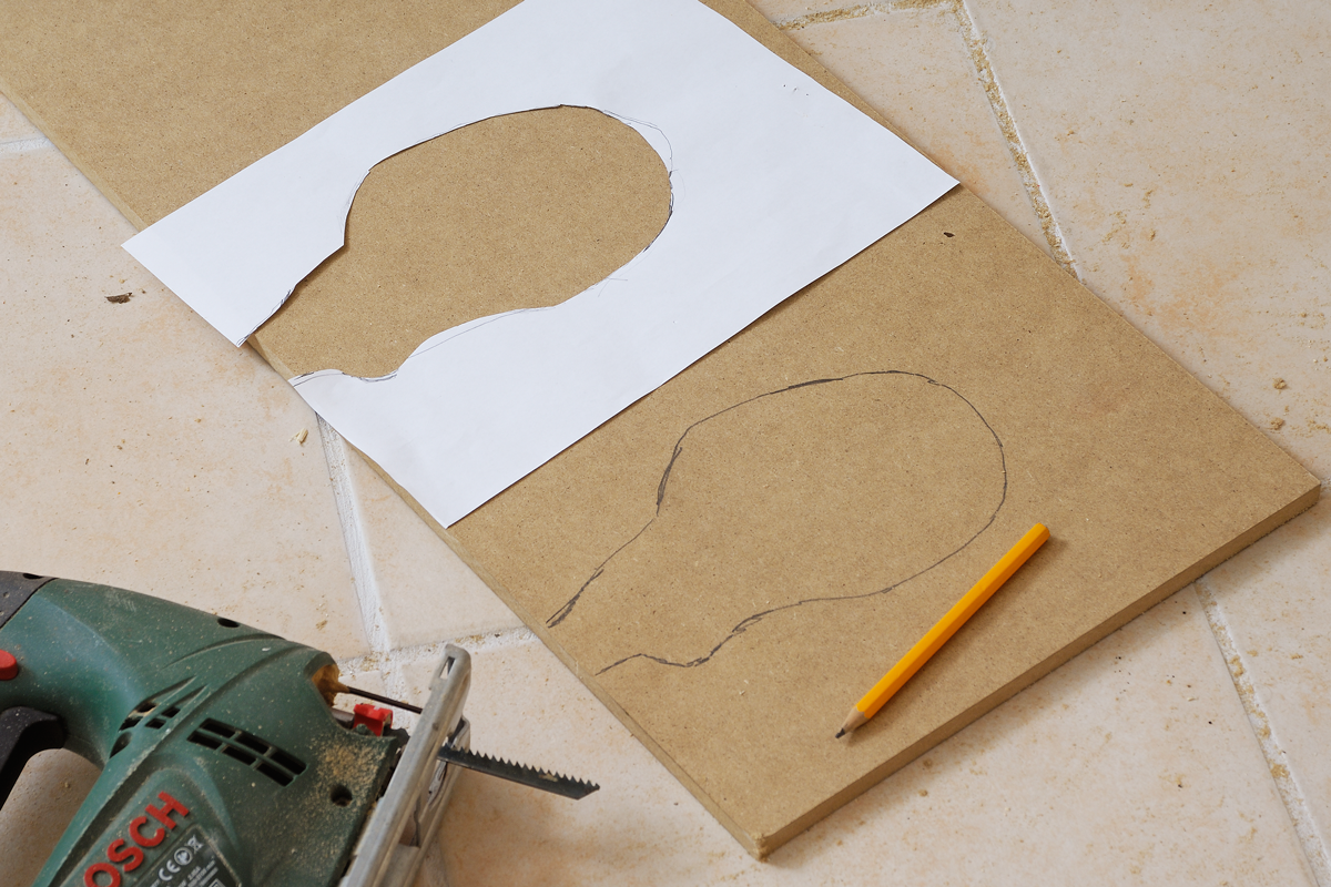 Klar for å sage. Sørg for å lage hullet litt for stort, slik at det blir plass til en bevegelsesfuge rundt røret.