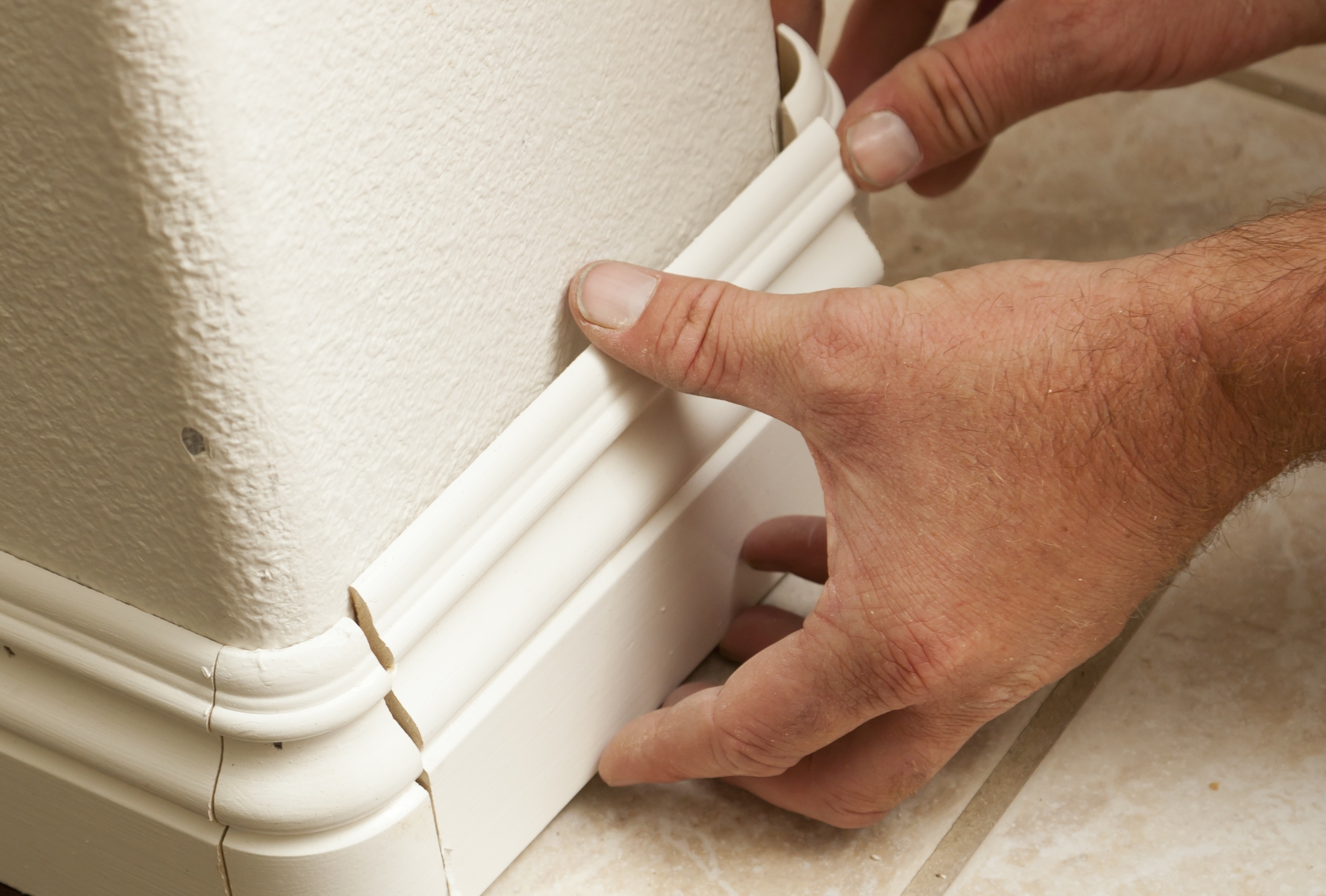 Hvordan skærer jeg hul i fodpanelet?