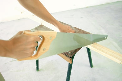 Hur undviker jag att träet klämmer sågen?