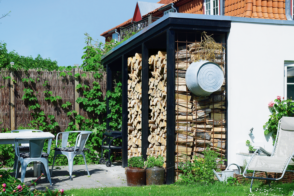 Bygg et lekkert halvtak over vedstabelen