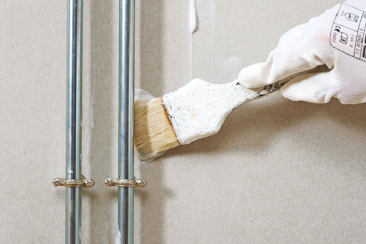 Glasfilt: Lim på væg