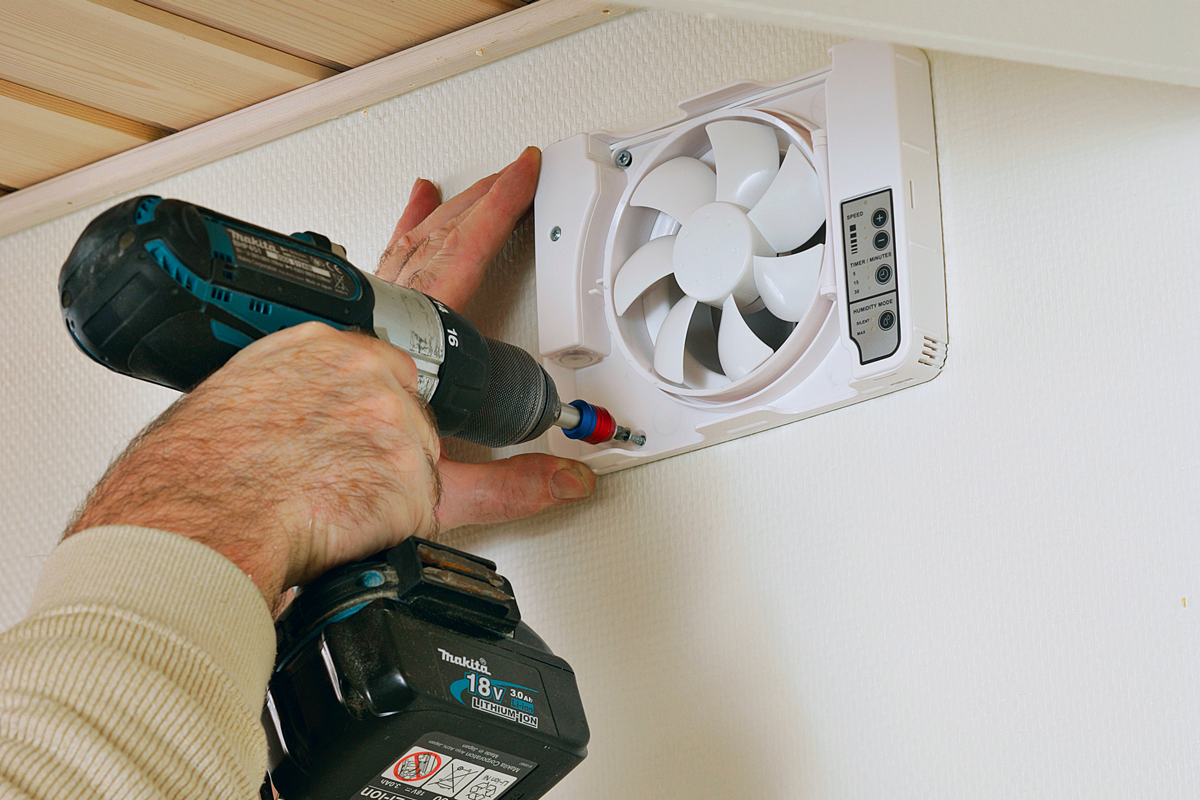 Så här installerar du en badrumsfläkt i badrummet