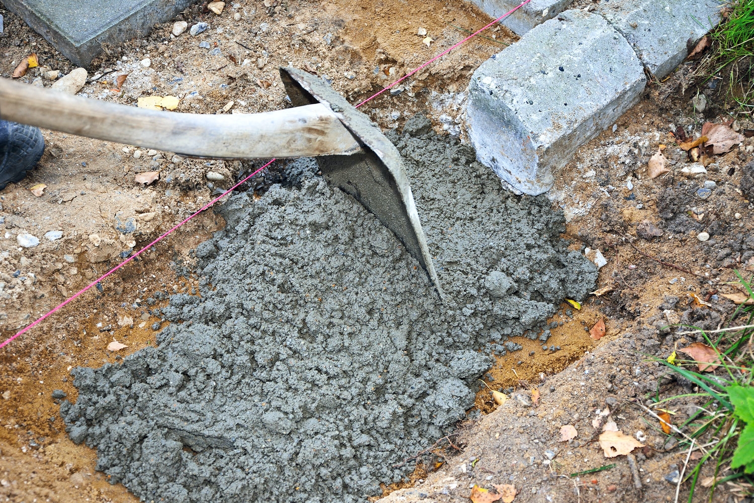 Maakostea betoni: Näkyvät reunakivet