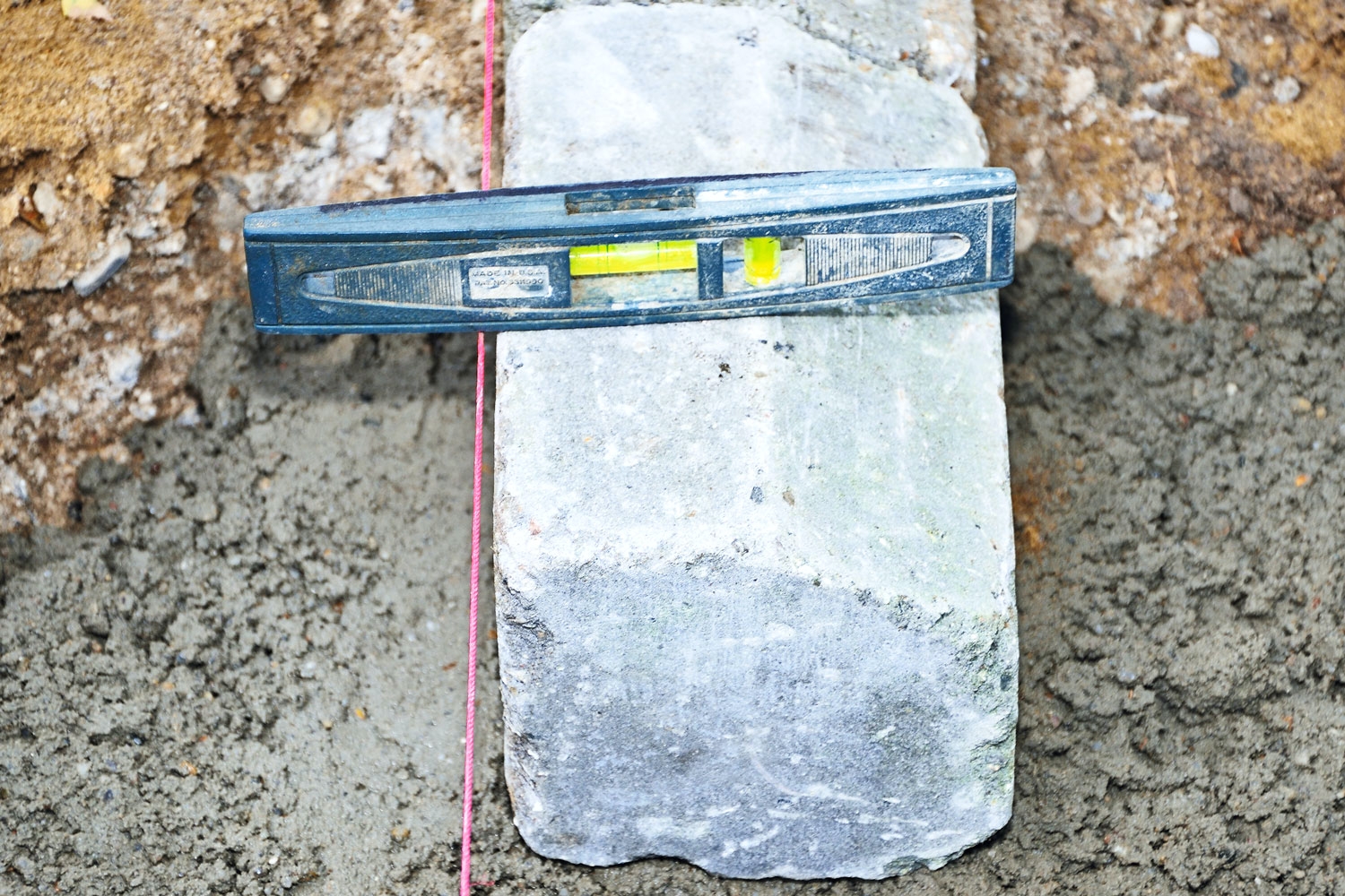 Maakostea betoni: Näkyvät reunakivet