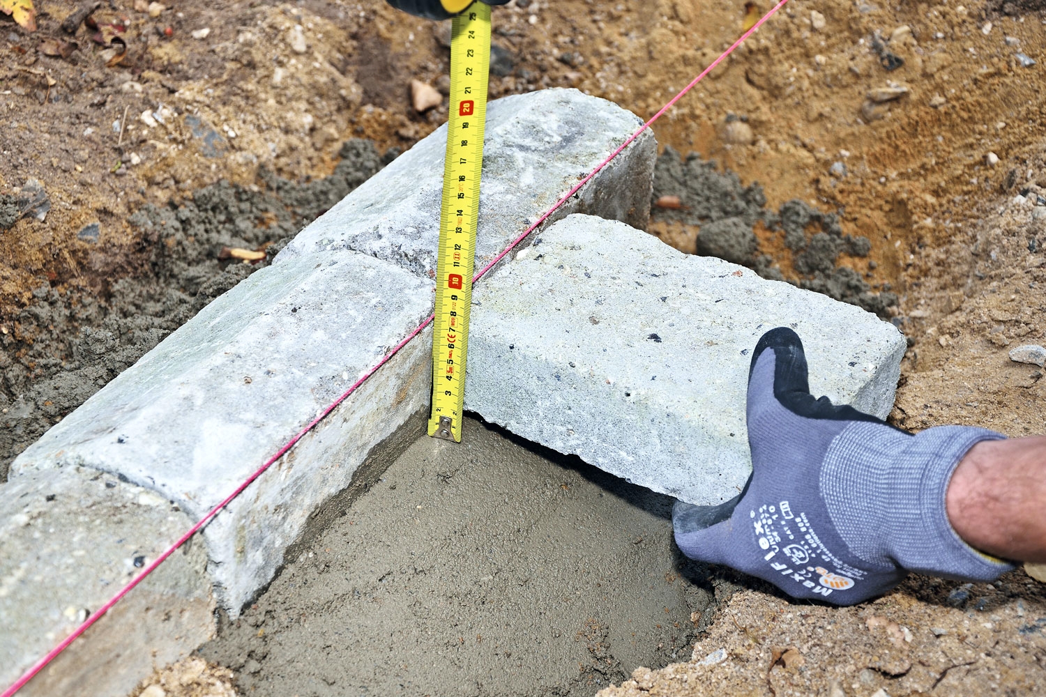 Maakostea betoni: Näkyvät reunakivet