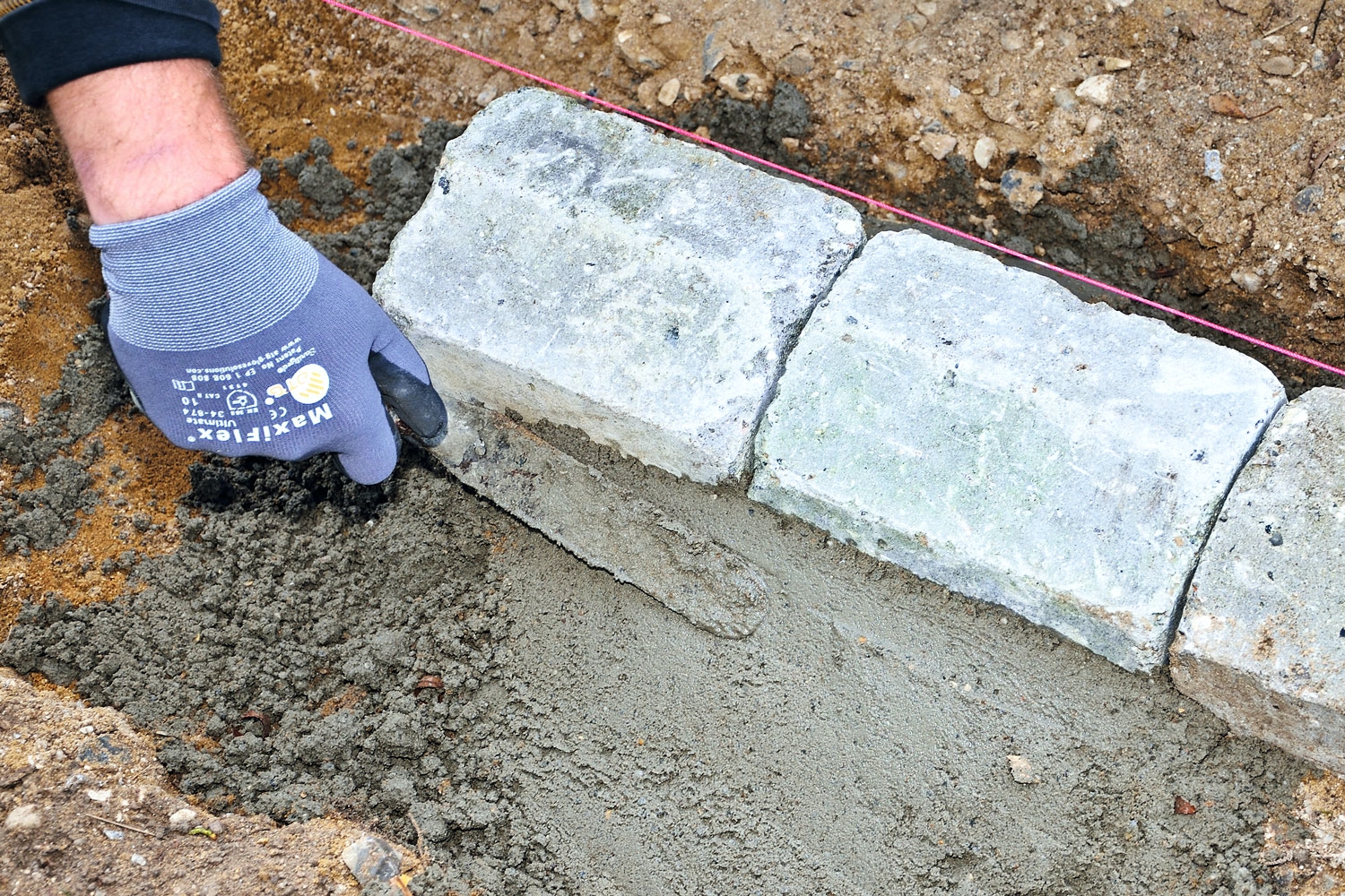 Maakostea betoni: Näkyvät reunakivet