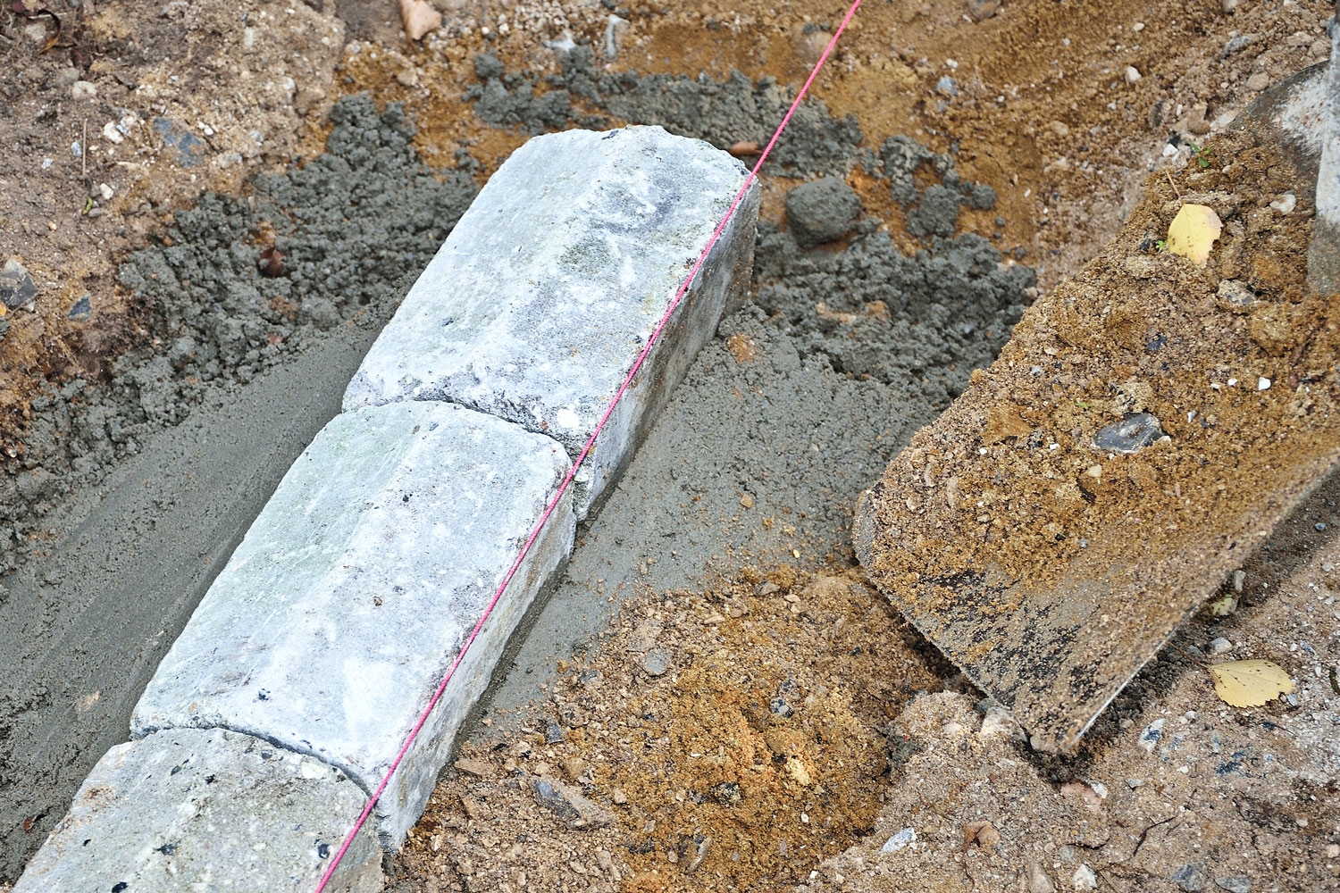 Maakostea betoni: Näkyvät reunakivet