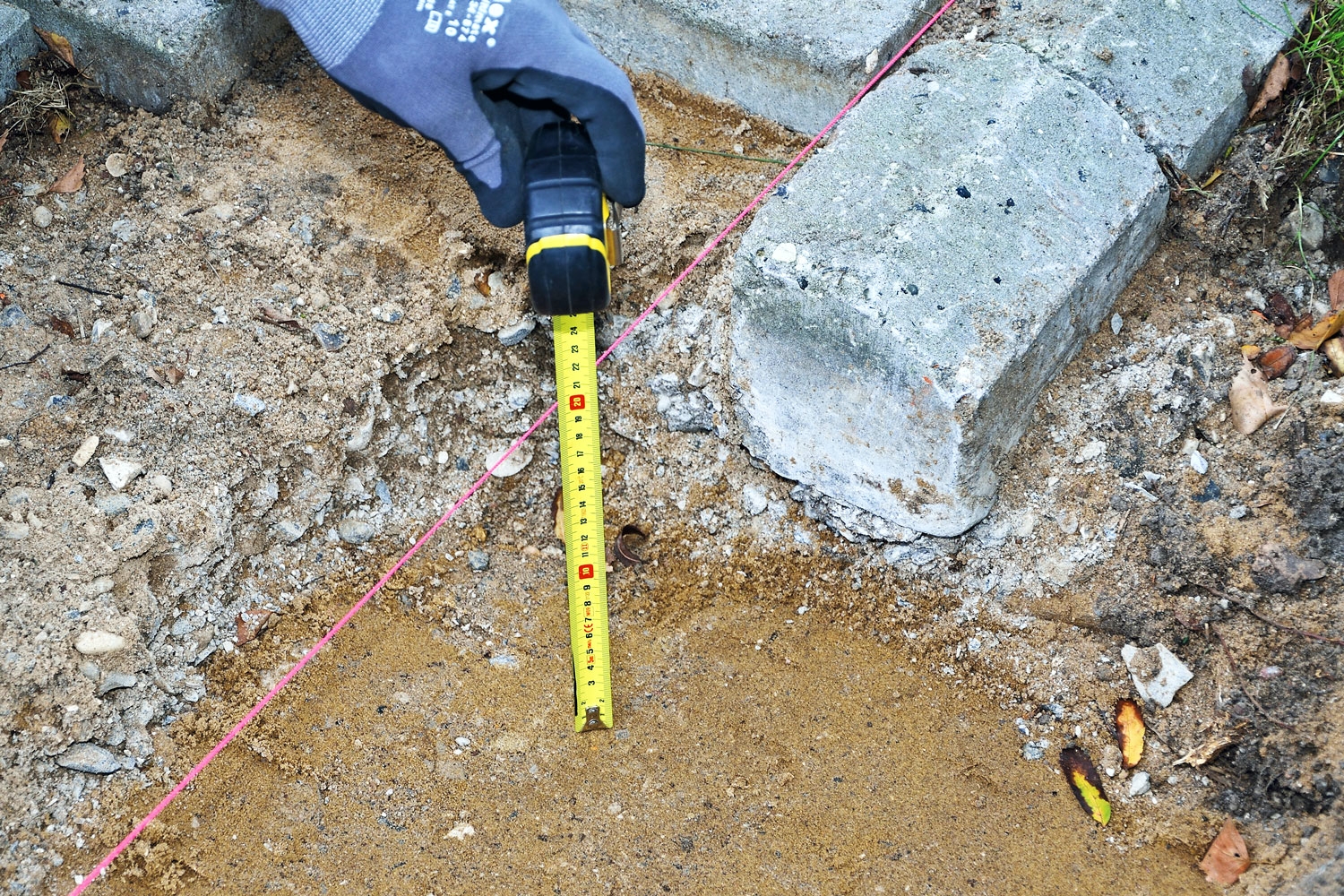 Maakostea betoni: Näkyvät reunakivet