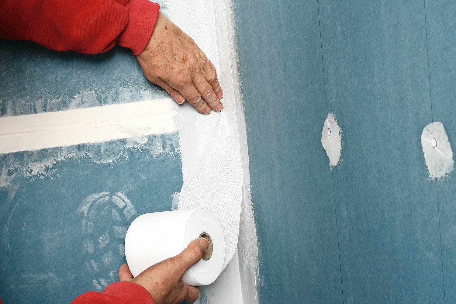 Saumojen vahvistaminen kankaalla ja vesieristeellä