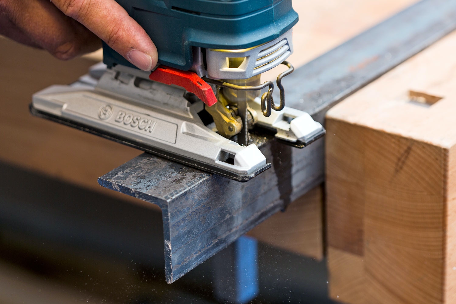 Skjær metall med stikksag