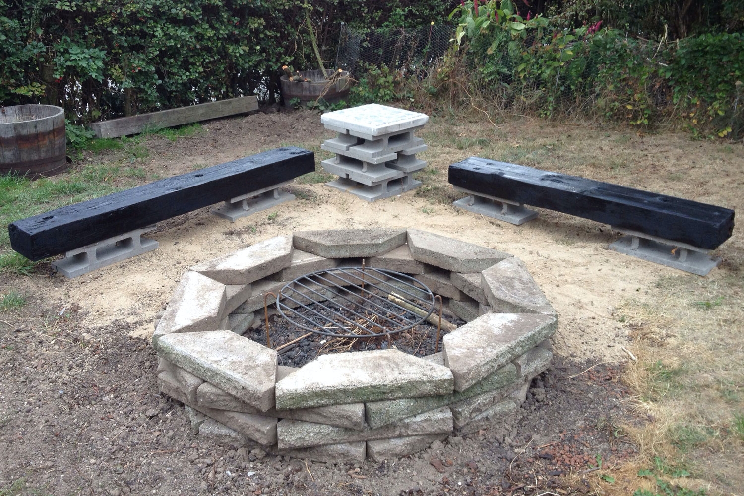 Eldplats grillplats trädgård: Billig eldstad av återvunna material