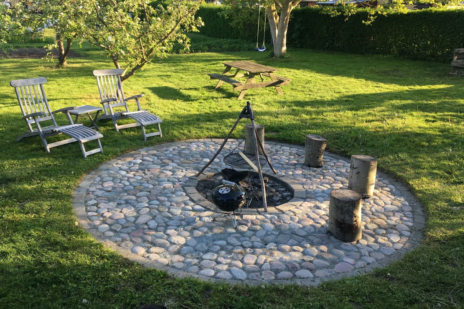 Hängande eldstad: Naturlig eldstad av kullersten