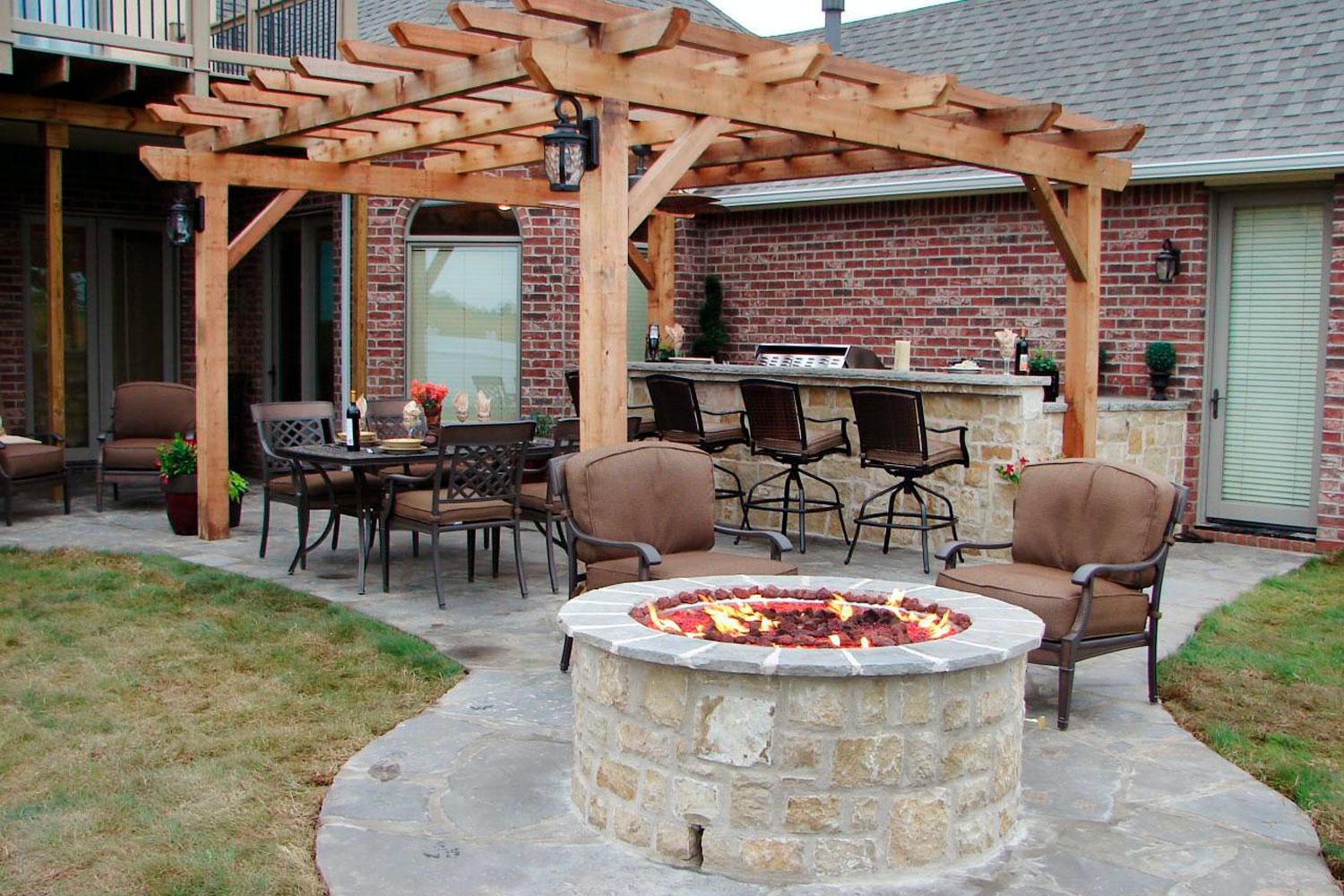 Eldstad trädgård inspiration: Den integrerade eldstaden