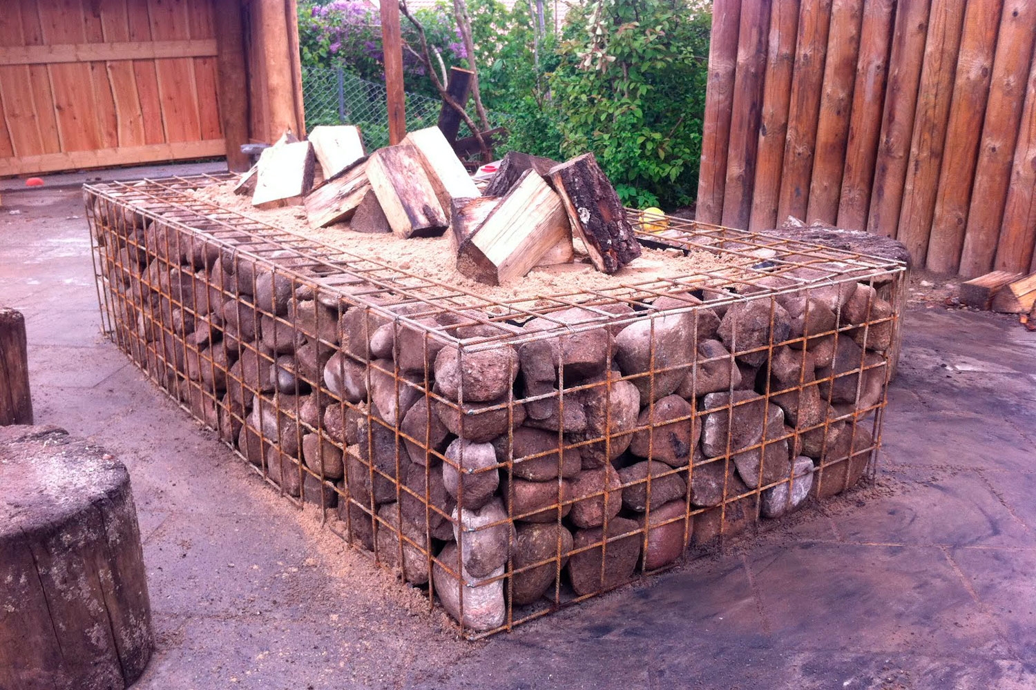 Bygga eldstad utomhus: Eldstad av sten och armeringsnät