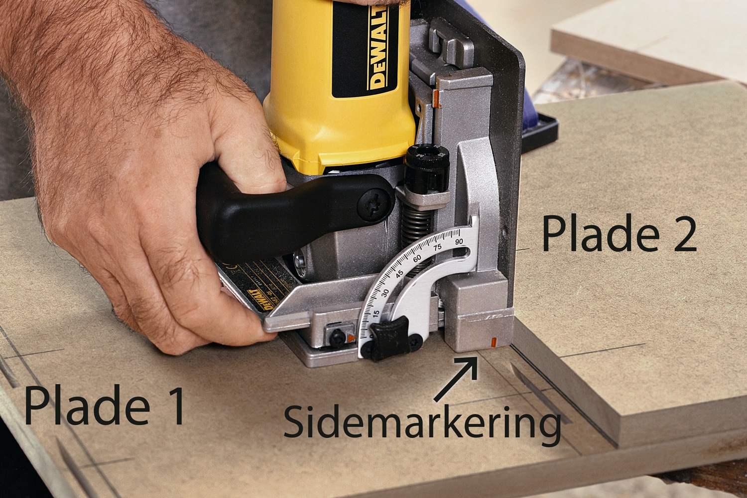 90-graders samling med lamelfræser: Fræsedybden indstilles, så der kan fræses slidser i plade 1.