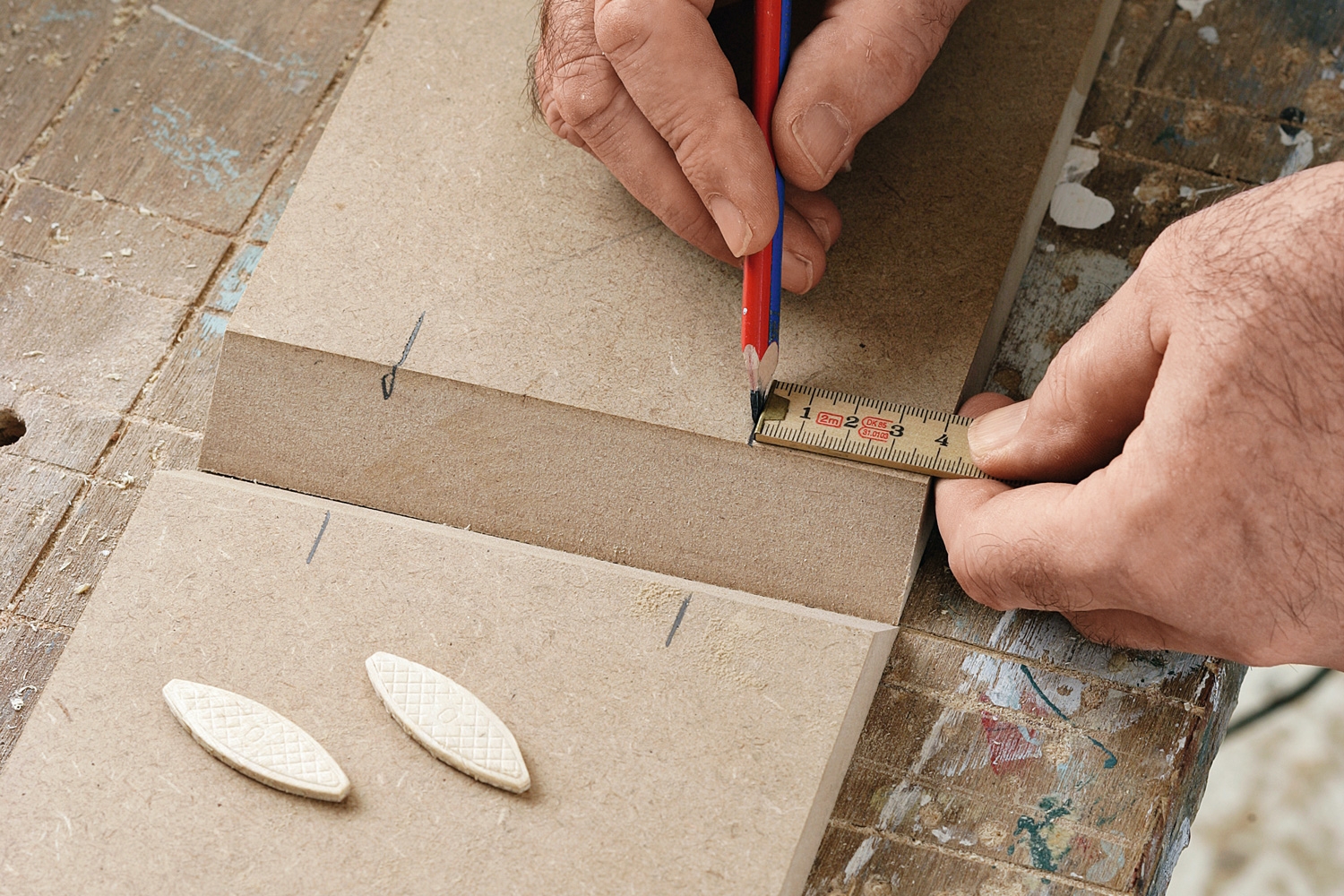 45-graders samling med lamelfræser: Først saves delene til med præcise 45-graders snit.