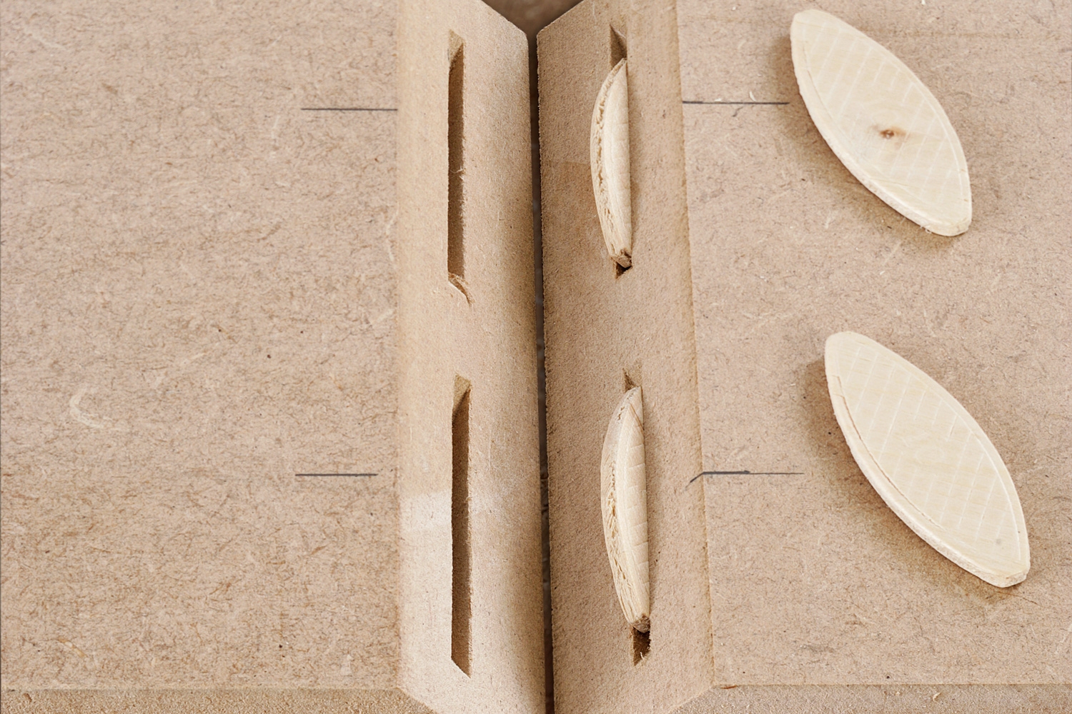 45-graders samling med lamelfræser: Kom rigeligt med lim i slidserne og på pladekanterne, og pres de to dele tæt sammen.