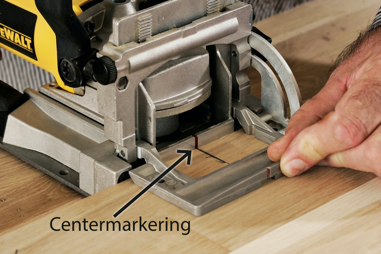 Samling af plader med lamelfræser: Lamelfræserens centermarkering placeres præcis ud for stregen på pladen