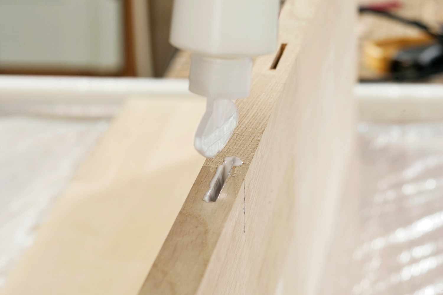 Samling af plader med lamelfræser: Kom trælim i slidser og på pladekanter