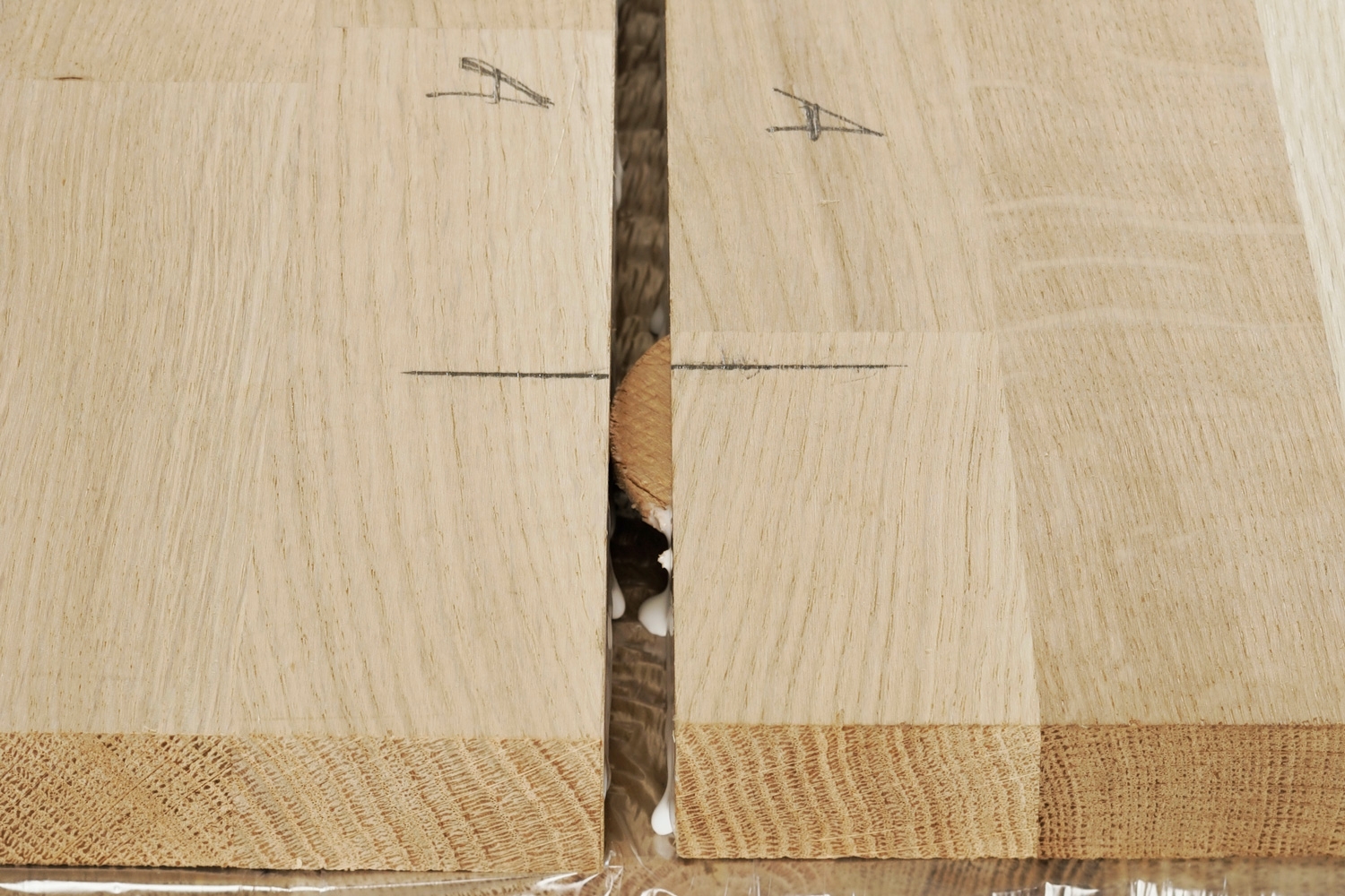 Samling af plader med lamelfræser: Fiskene sættes i slidserne.