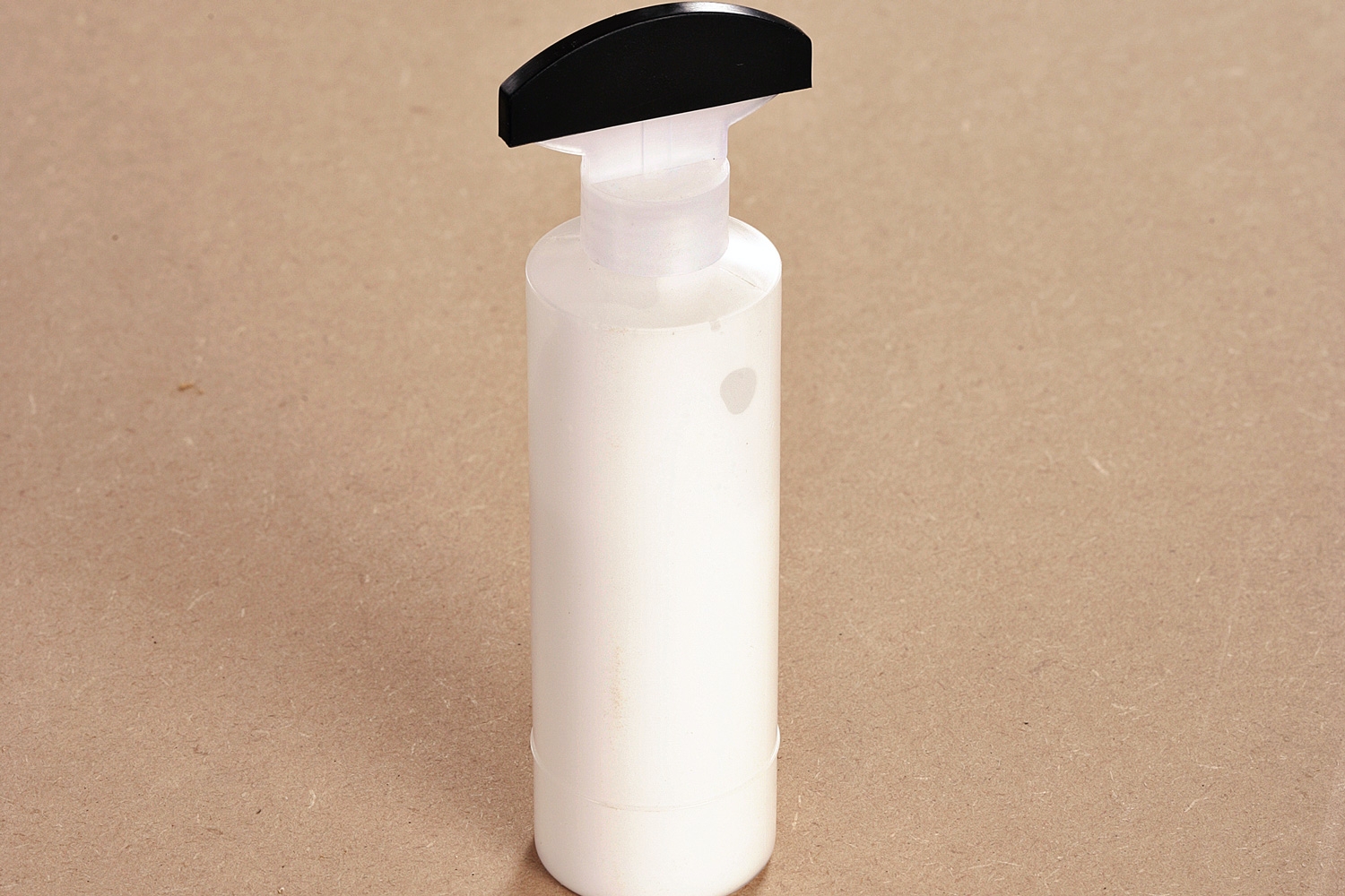 Specialtilbehør til lamelfræser: Limflaske hvor tuden på flasken passer til udfræsningen.