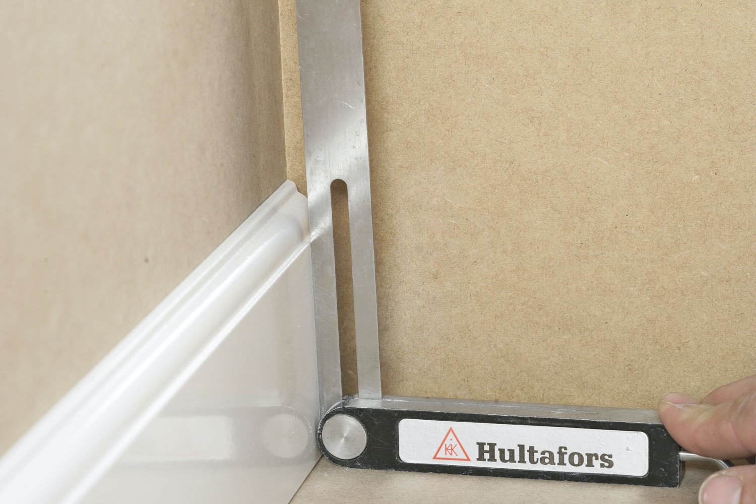 Skære fodlister i smig