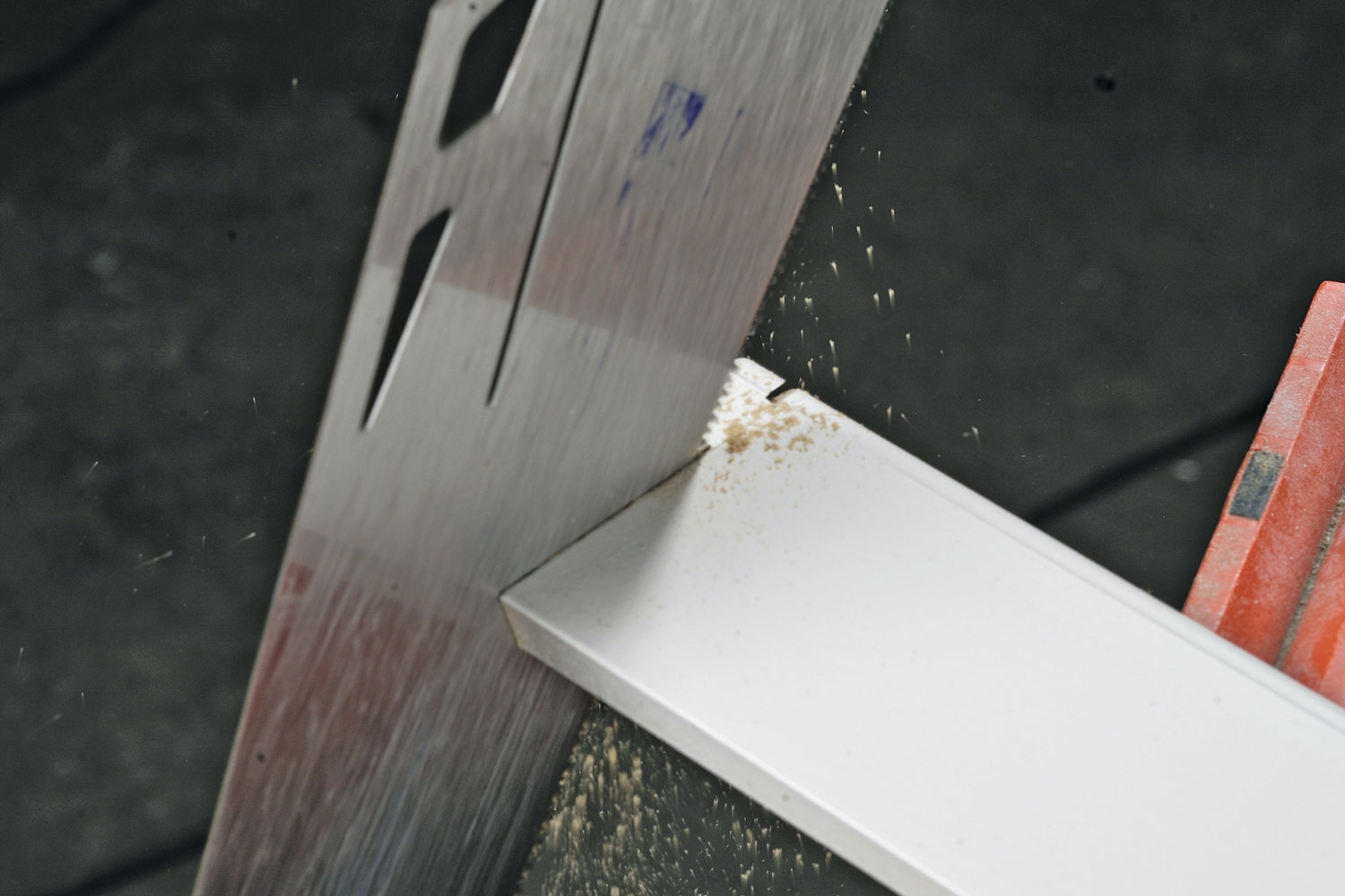 Skære fodlister i smig