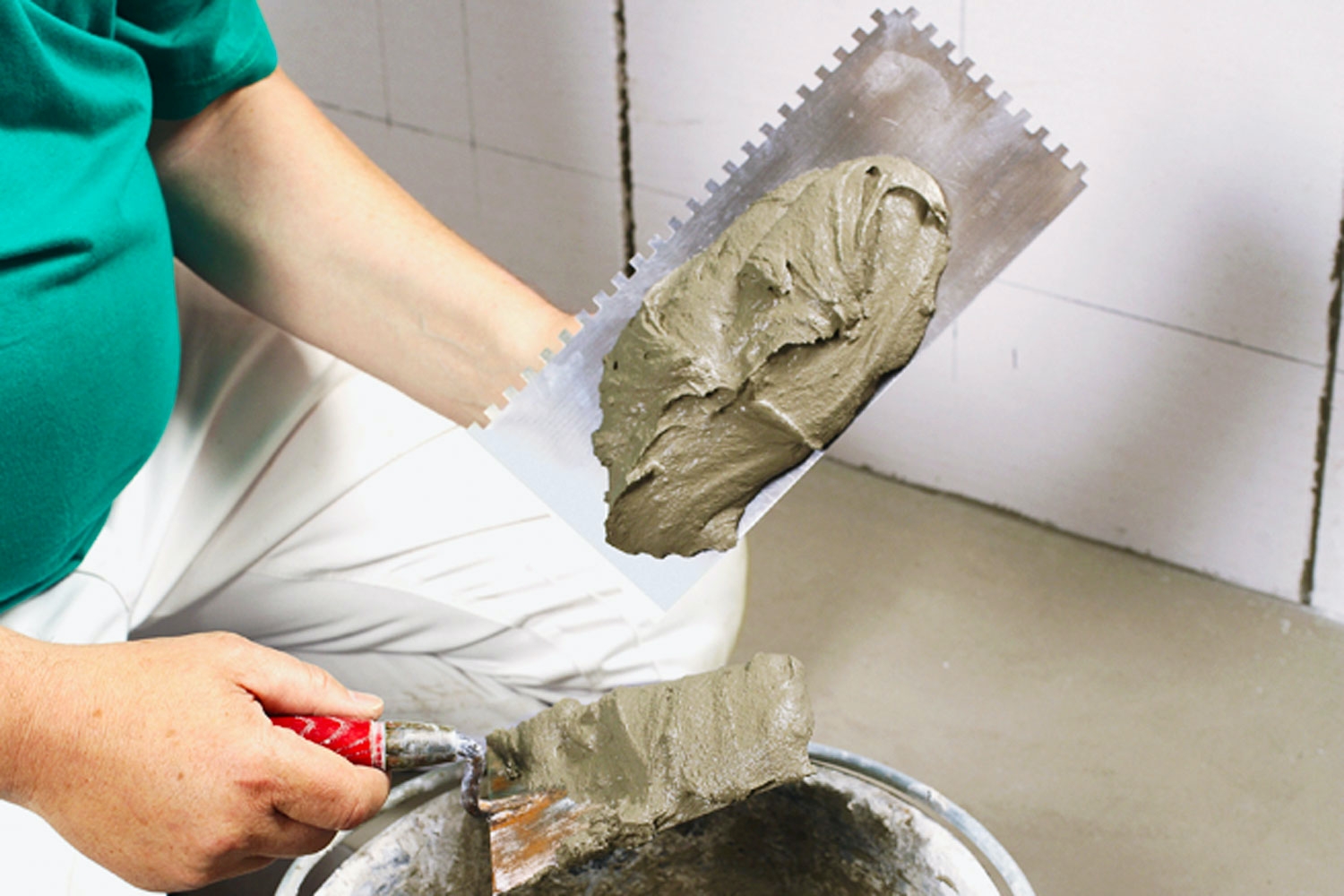 Limets konsistens er riktig når du kan legge en mengde på tannsparkelen uten at limet renner ut. Limet blandes med en blandevisp i en bormaskin eller et rørevek, som du eventuelt kan leie.