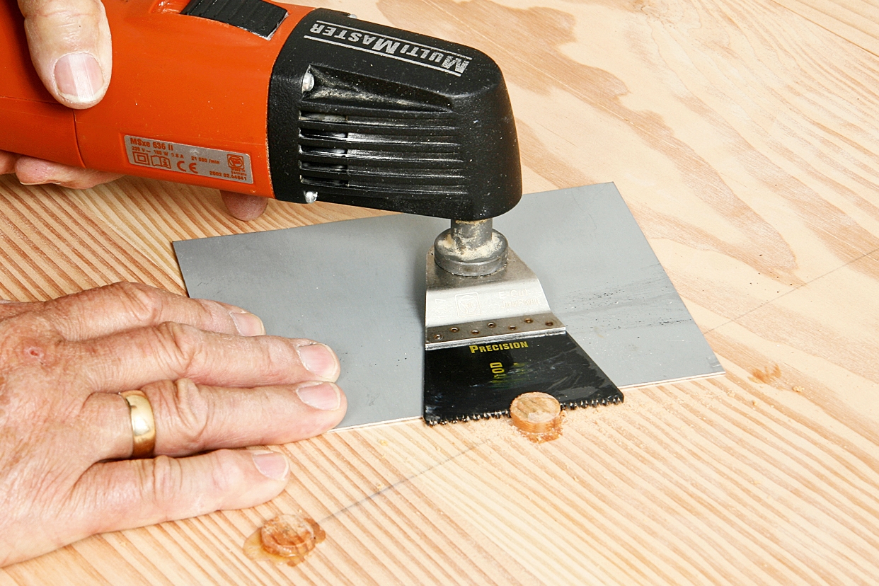 Skær propper til med en multicutter: Forsynet med en fintandet klinge er en multicutter ideel til at skære proppen af helt tæt på underlaget.