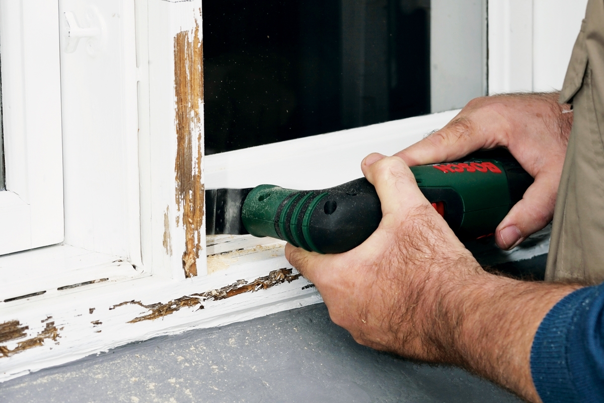 Fjern råddent vinduestræ med din multicutter: En multicutter er specialist, når der skal skæres ind midt på træ