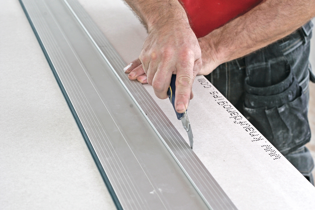 Sådan skæres gipsplader til: I køkken og bryggers er der brug for vandtætte fuger mellem bordplade og væg.