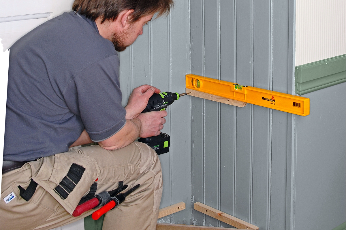 Enkelt ophæng på trævæg