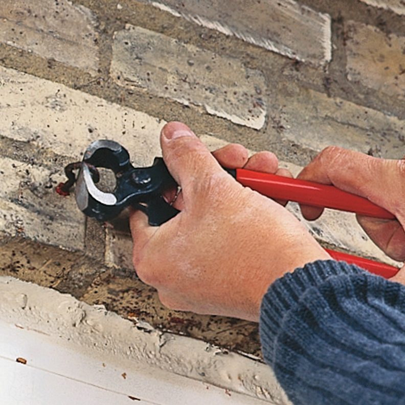 Tiilitalon rappaus: Poista naulat ja ruuvit