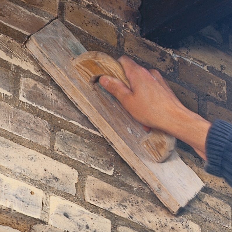 Tiilitalon rappaus: Puhdista seinä