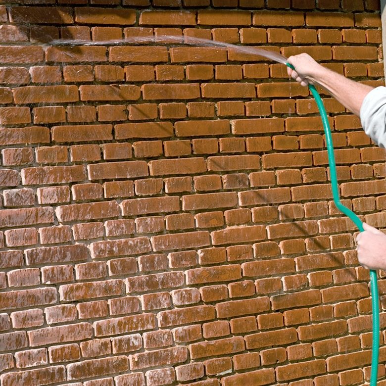 Slamma tegel: Fukta väggen