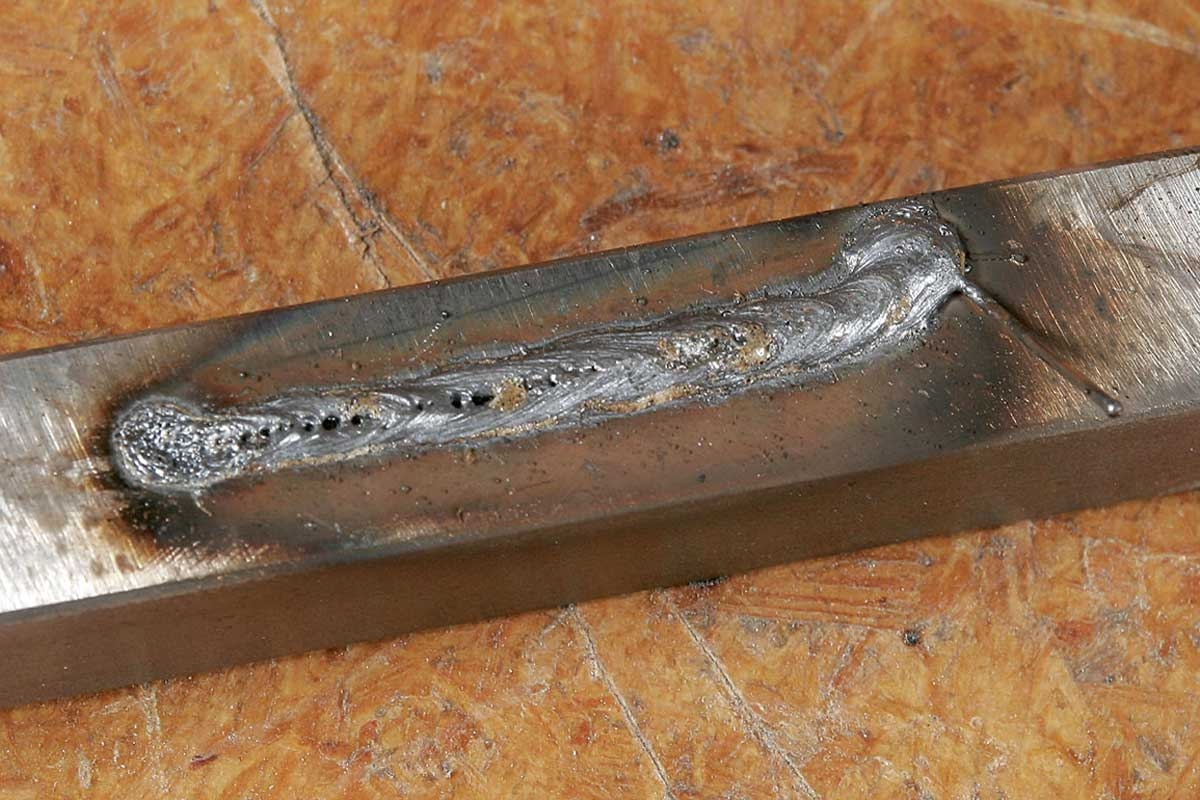 Hitsaussaumaan on muodostunut syvennyksiä