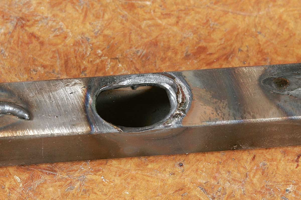 Hitsaussaumasta on muodostunut reikä