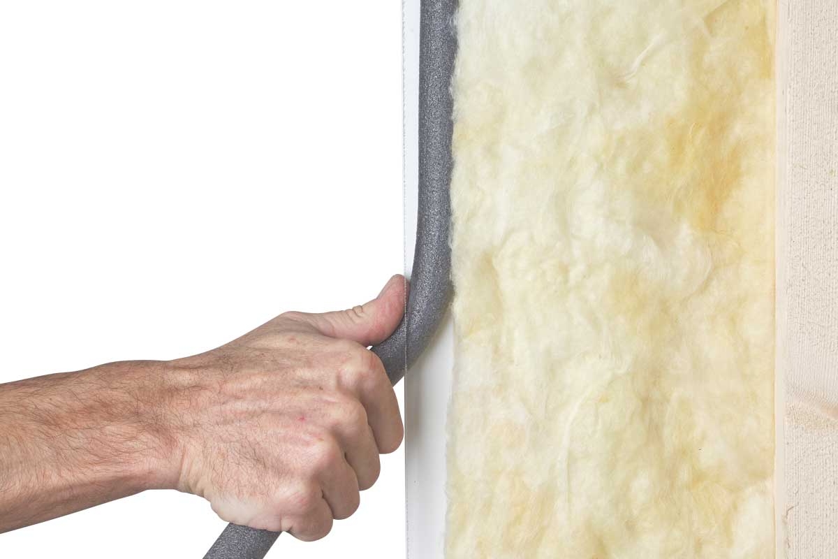 Bunnfyllingslisten skal trykkes inn. Fugens tykkelse skal være cirka det halve av bredden.