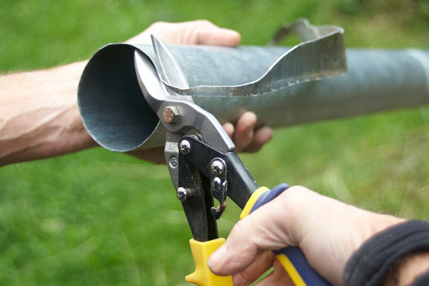 Flytt den stygge vanntanken: Kapp nedløpsrøret i toppen