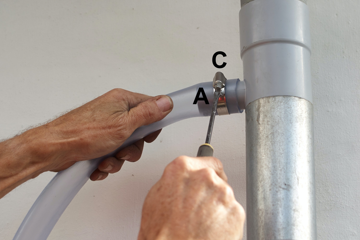 Flytt den stygge vanntanken: Monter slangen på nedløpsventilen