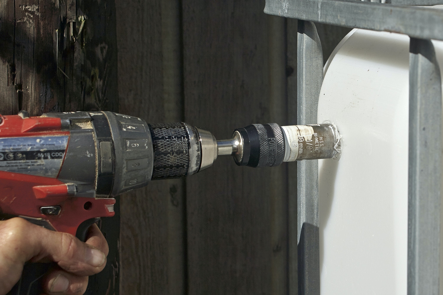 Flytt den stygge vanntanken: Bor hull i tanken.