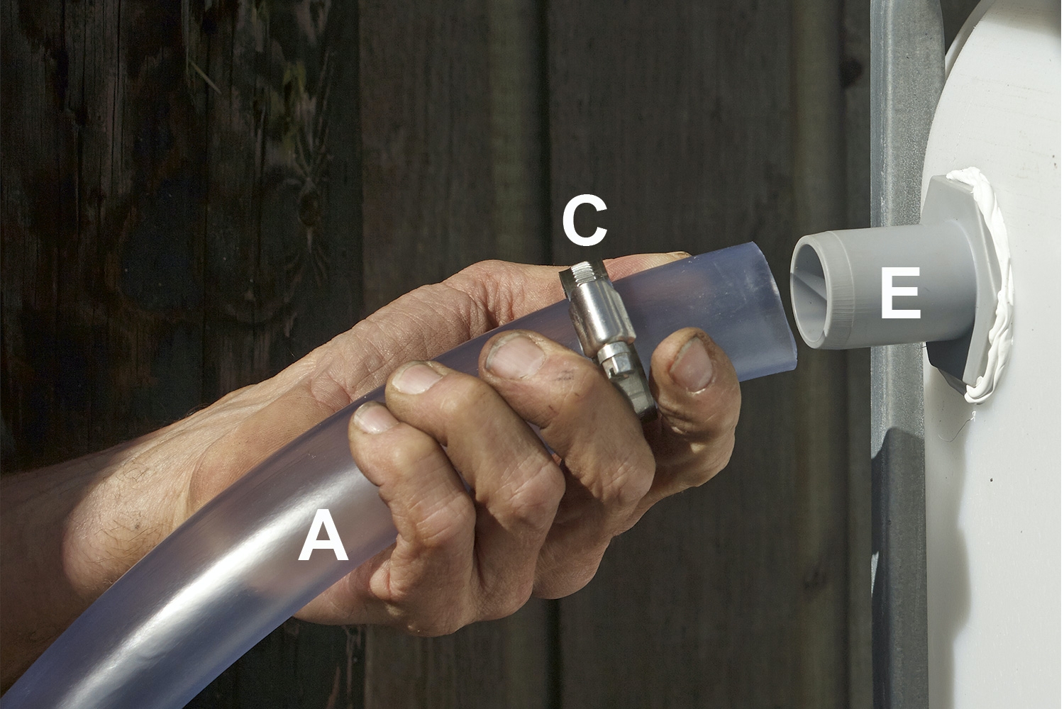 Flytt den stygge vanntanken: Slangen monteres på stussen