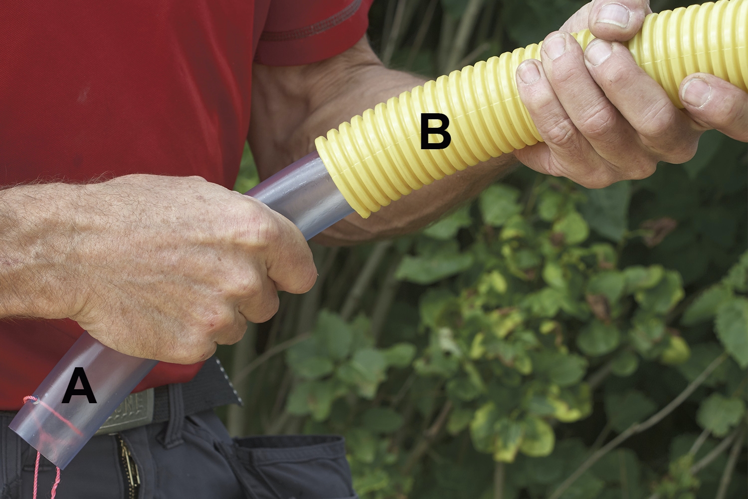 Regnvannsbeholder: Slangen legges i et tomrør