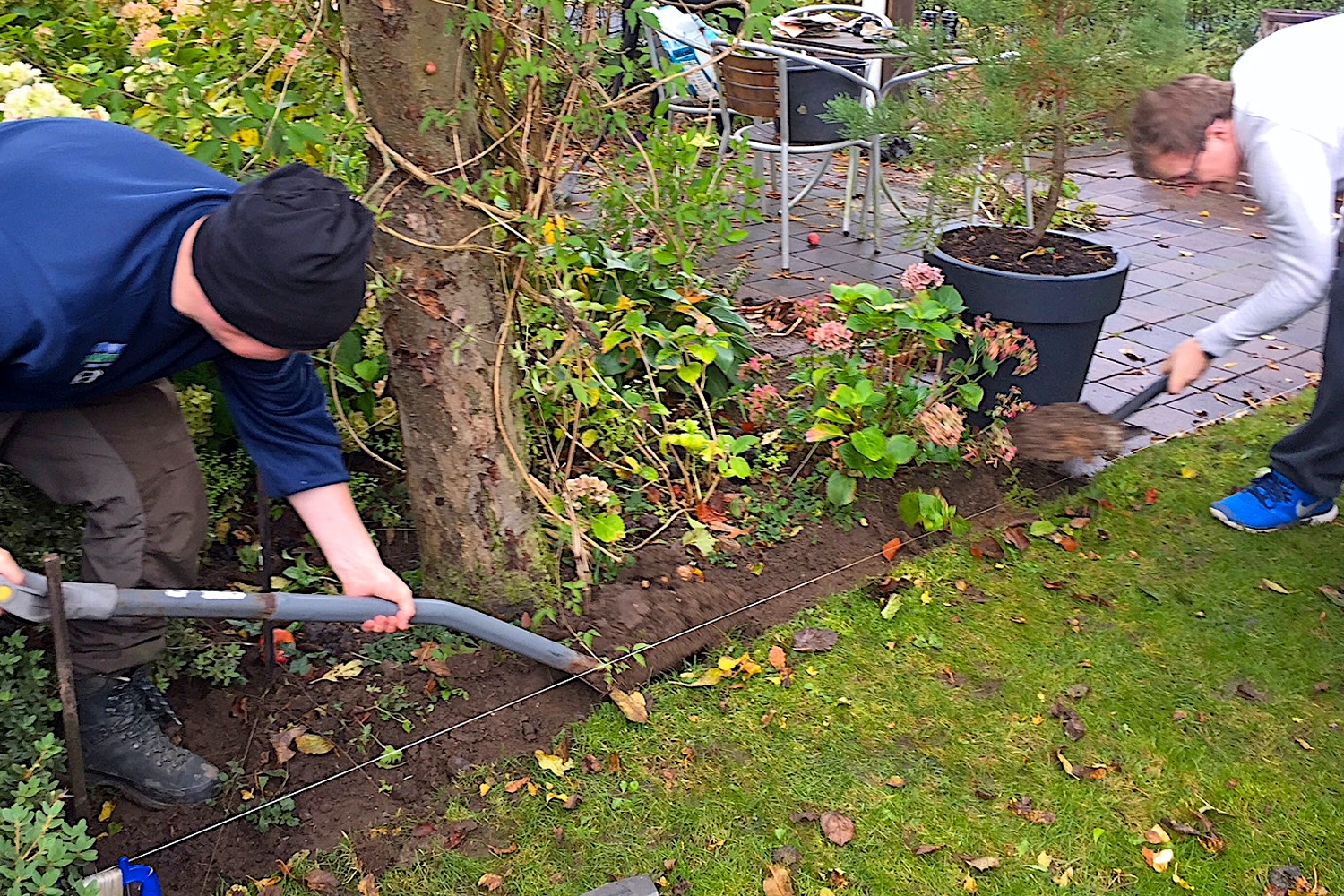 Bedafgrænsning stål: Grav ud efter en snor, så der er en lige kant