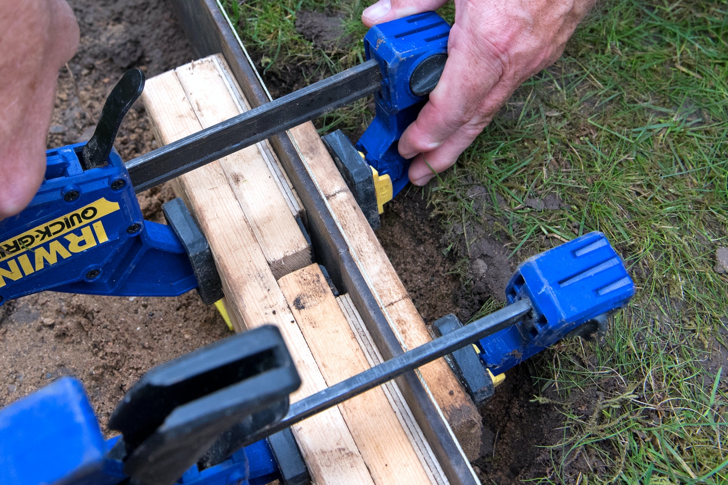 Stålkanter til bed: Samlingen fikseres