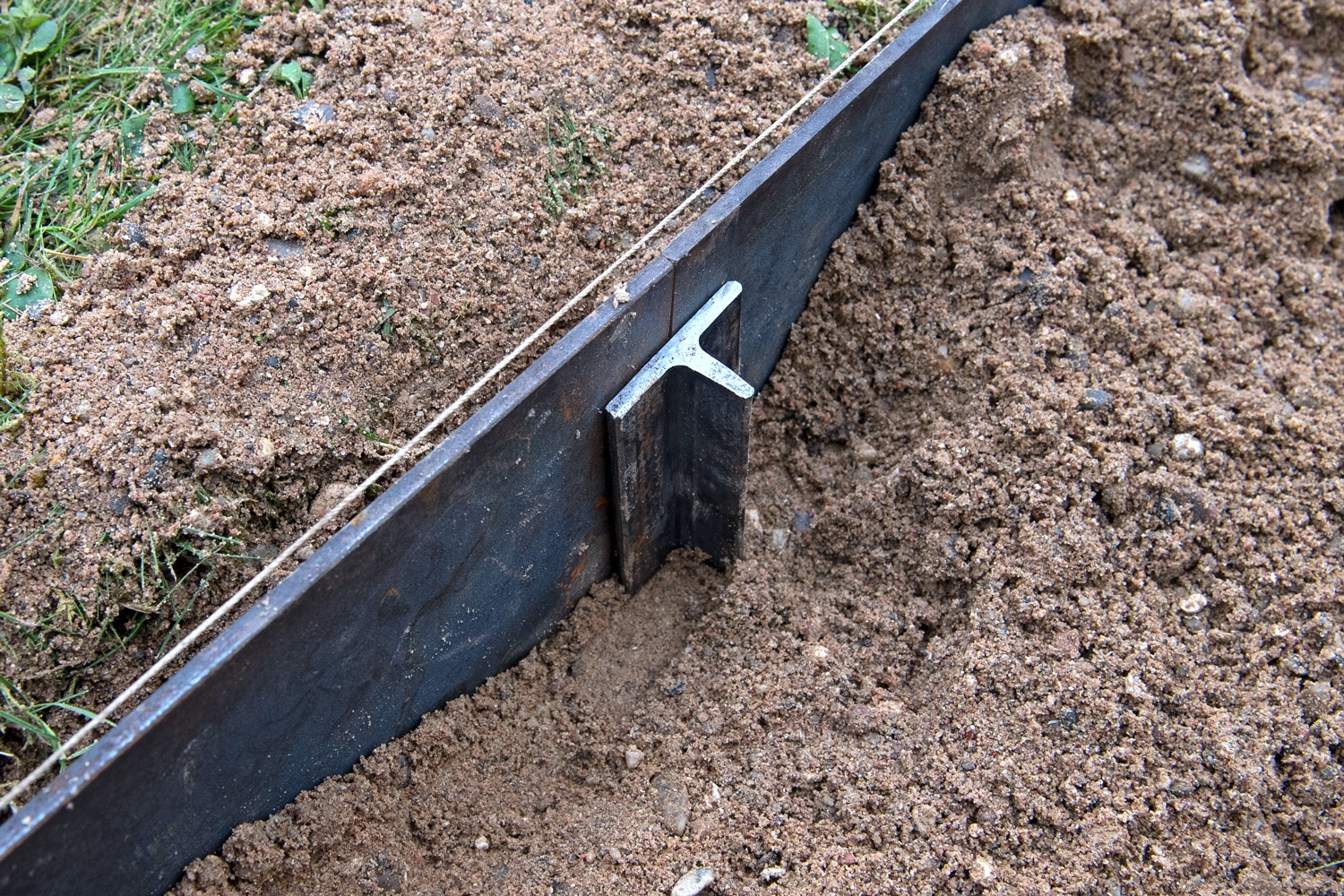 Bedafgrænsning stål: Bank jernspyddet på plads