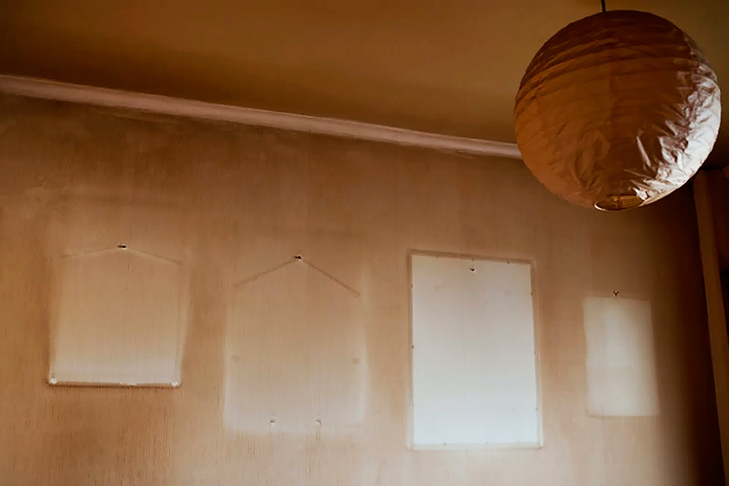 Pinttynyt tupakan haju asunnossa