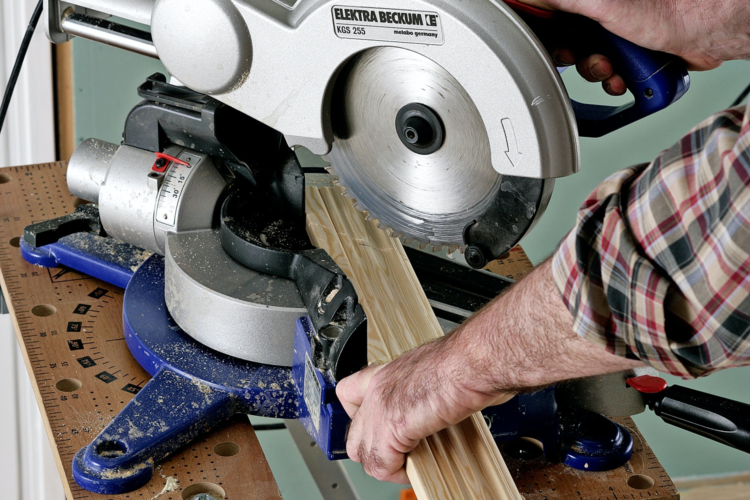 Oven peitelistan sahaaminen