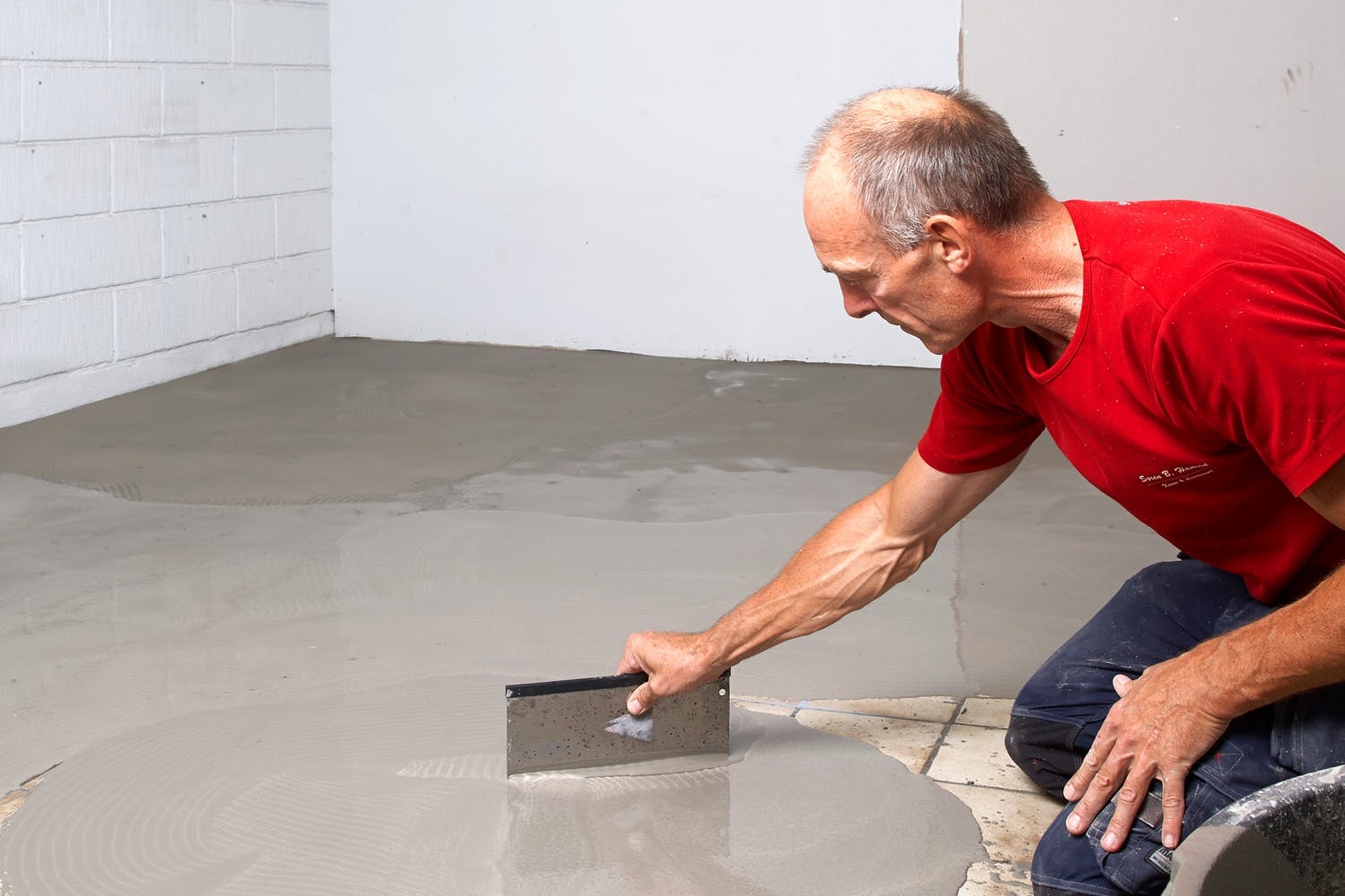 Selvnivellerende sparkelmasse skal hjelpes i gang