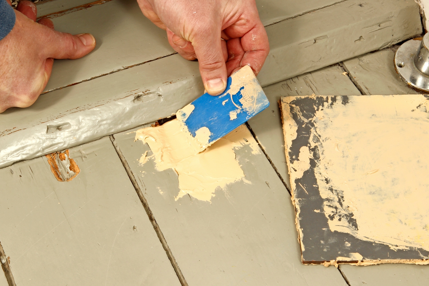 Puukittiä lattian halkeamiin